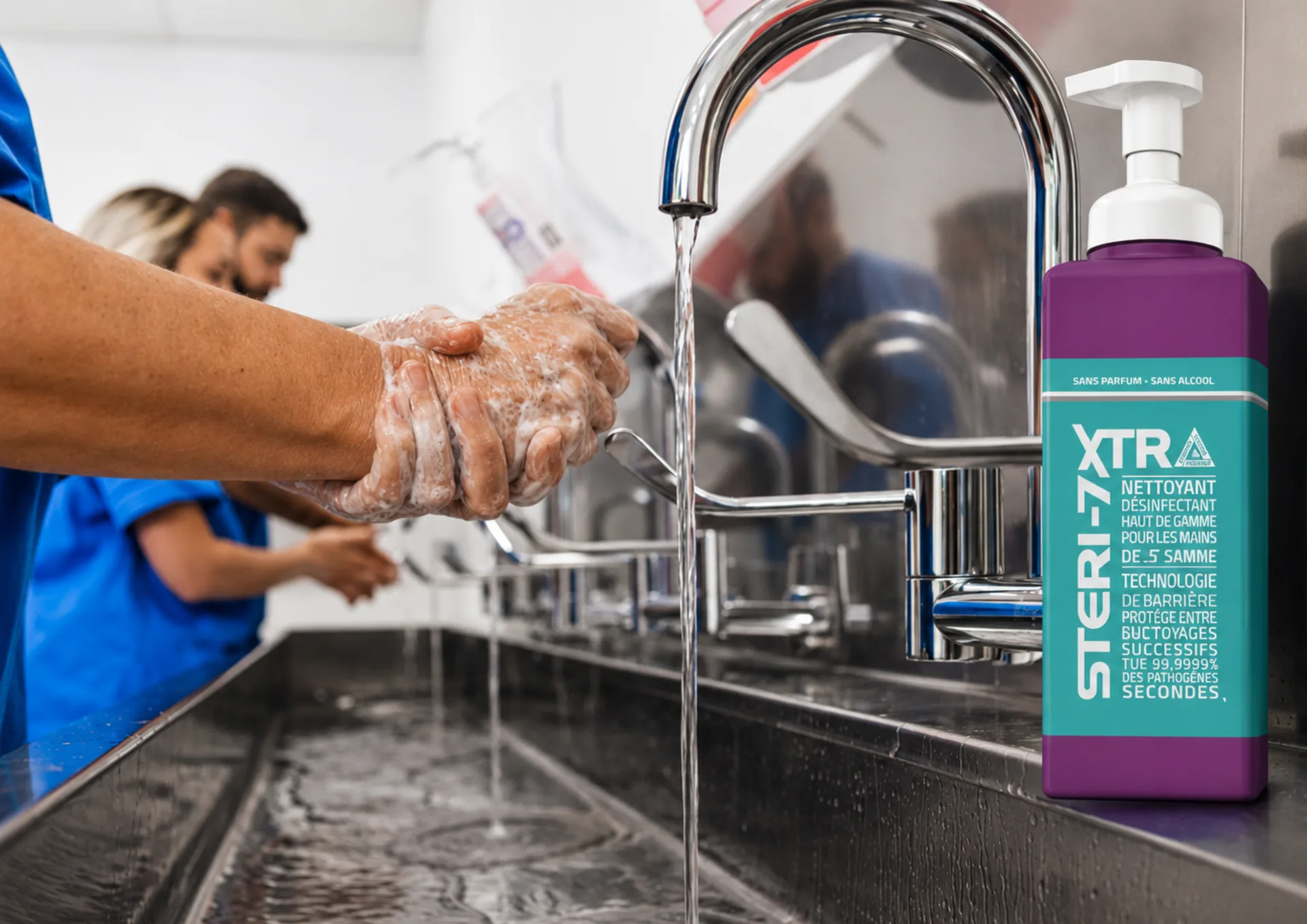 Lavage des mains avec le savon désinfectant STERI-7 XTRA